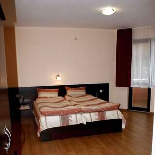 Отель Armira Family Hotel Ивайловград Двухместный номер с 1 кроватью или 2 отдельными кроватями-2